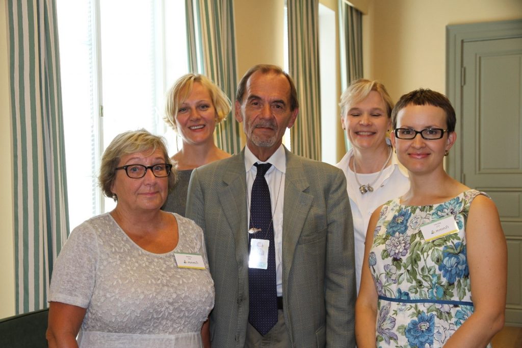 Aro avtackades av näringen vid ett tillfälle på ministeriet 8.8.2013. Från vänster Fiskhandlarförbundets Leena Jääskeläinen, Fiskodlarförbundets Anu-Maria Sandelin, Markku Aro, Pro Fisks Katriina Partanen och Fiskindustriföreningens Anna Vainikainen. Bild: Kim Jordas.